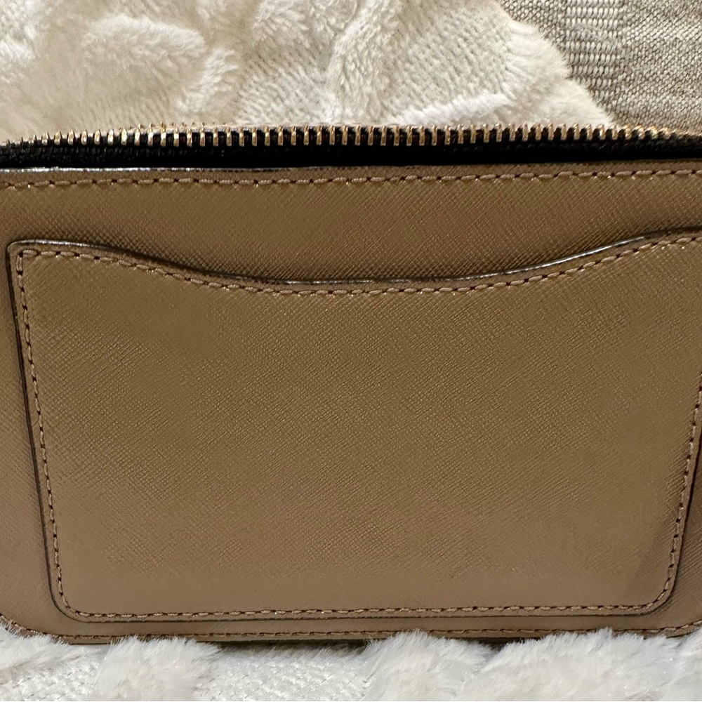 Marc Jacobs Taupe and Cream Snapshot Crossbody Bag with Gold Hardware - Picture 4 of 8